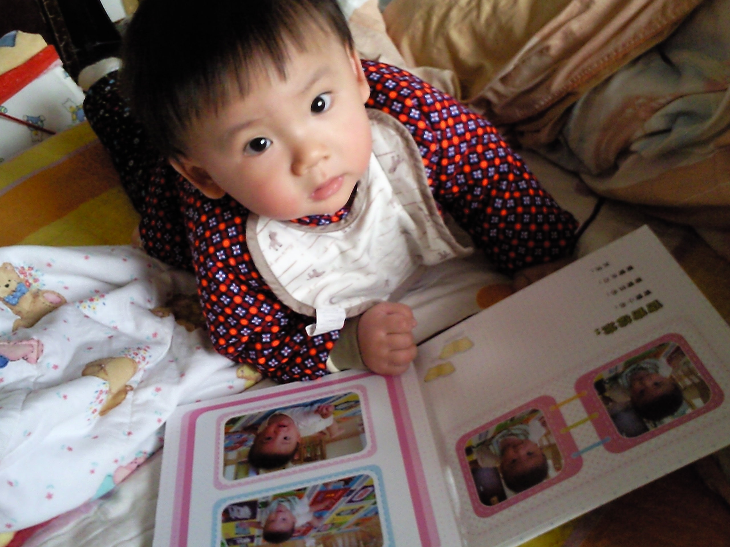 兒子你看什么呢，媽咪給你做了好東西，你要看的是照片書